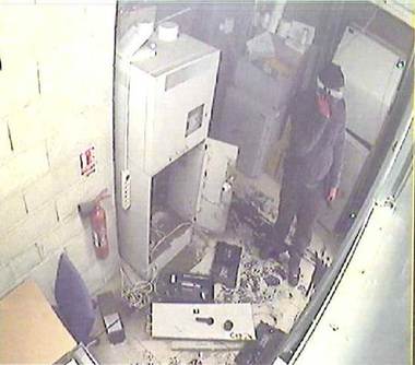 DIICOT: Zece percheziţii pentru destructurarea unei grupări specializate în furtul din bancomate