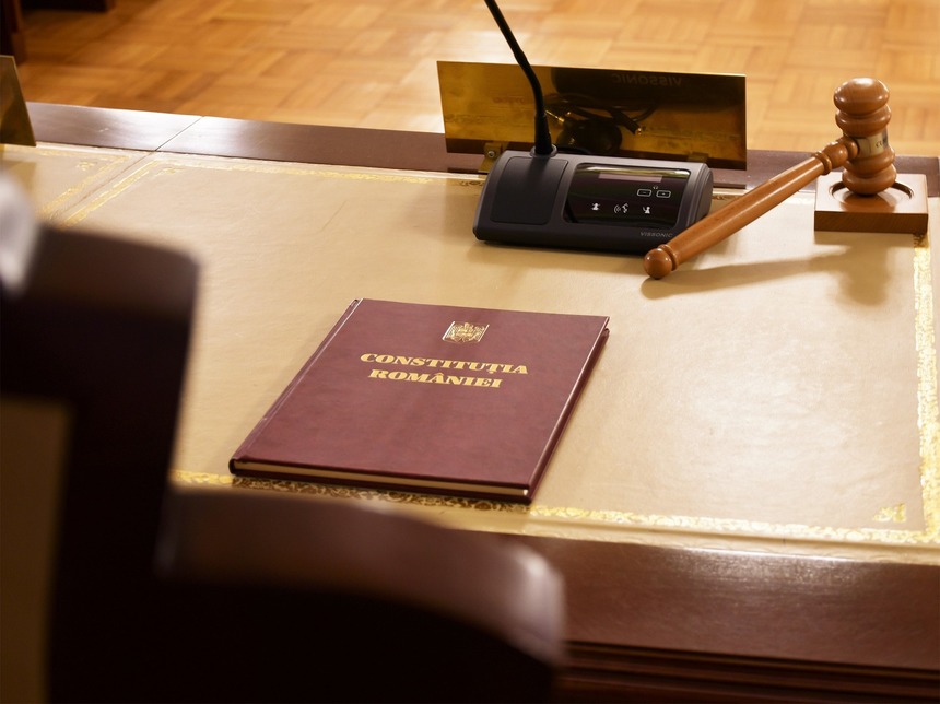 CCR a admis obiecţia de neconstituţionalitate formulată de ÎCCJ, pe OUG care prevede că termenele pentru poliţele de asigurare şi reasigurare încheiate de societăţile aflate în procedură de insolvenţă în derulare sunt prelungite cu 90 de zile