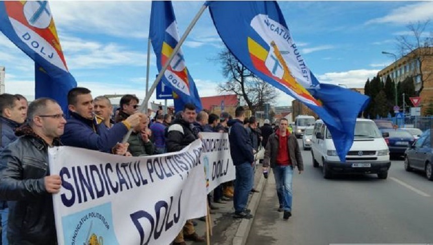 Protest al poliţiştilor, cu fluiere, pancarte, steaguri şi cătuşe, în faţa Poliţiei Braşov pentru susţinerea lui Godină