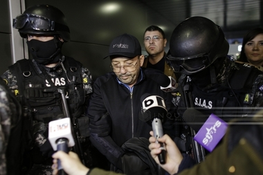 Omul de afaceri Florian Walter, acuzat de evaziune şi spălare de bani, a fost adus în ţară de poliţişti. FOTO