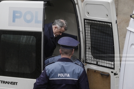 Primarul Neculai Onţanu, adus din arest la Curtea de Apel Bucureşti pentru judecarea cererii de arestare preventivă. FOTO