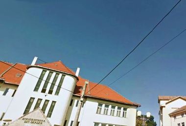 Percheziţii la Universitatea Oradea; rectorul şi mai mulţi profesori sunt suspectaţi de fapte de corupţie