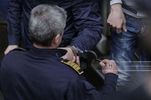 Cei doi israelieni arestaţi pentru hărţuirea familiei şefului DNA, la Curtea de Apel Bucureşti pentru judecarea contestaţiilor. FOTO
