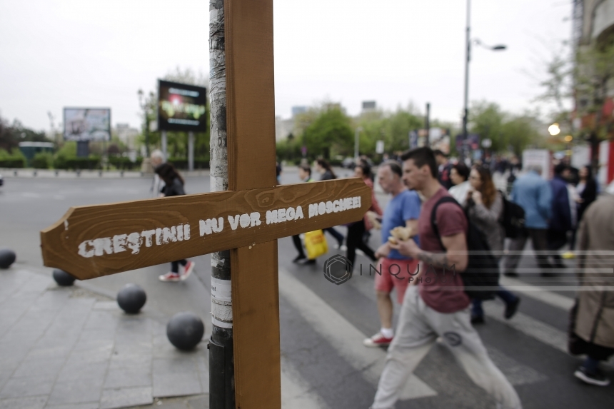 Dosar penal pentru amplasarea în Bucureşti a sute de cruci pe care scrie "Creştinii nu vor megamoschee”