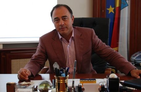 Primarul din Târgu Mureş, urmărit penal pentru luare de mită, iar fiul său pentru complicitate şi spălare de bani