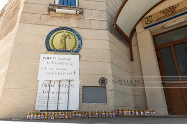 Candele cu portretele victimelor din Colectiv au fost depuse la DNA