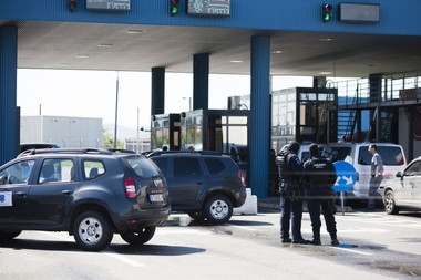 Percheziţii la Vama Moraviţa în Timiş, dar şi în Hunedoara şi Caraş-Severin la poliţişti de frontieră şi contrabandişti de ţigări