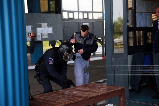 Poliţiştii de frontieră de la Moraviţa numeau mita ”ciocolată”, ”tradiţie” şi când împărţeau banii stingeau lumina - motivare