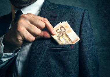 Prodecanul Facultăţii de Drept din Iaşi, reţinut pentru că a luat mită 19.000 de lei de la un student 