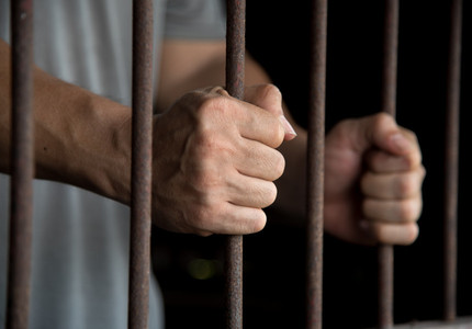 Un bărbat din Slatina a fost condamnat la închisoare pe viaţă după ce şi-a omorât o vecină cu mai multe lovituri de cuţit