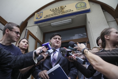 Fostul ministru al Energiei Constantin Niţă, judecat pentru că a primit 30.000 de euro şi peste 300.000 de lei pentru a interveni în atribuirea unui contract
