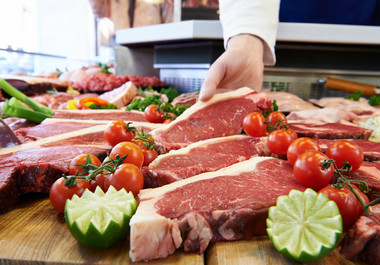 Percheziţii la comercianţi ilegali de carne din Giurgiu şi Ilfov, care ar fi cauzat un prejudiciu de 37 de milioane de lei prin evaziune fiscală