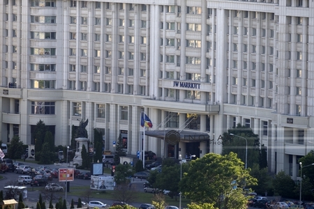 Administratorul Hotelului Marriott din Bucureşti, cercetat sub control judiciar pentru evaziune fiscală