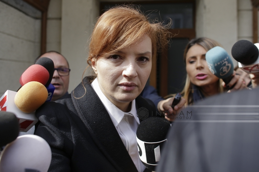 Ioana Băsescu a plecat de la DNA, după patru ore de audieri. FOTO