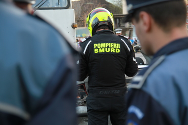 Defibrilatorul din ambulanţa SMURD care a sosit la Gyuri Pascu, ridicat de poliţişti Serviciului Omoruri pentru verificări