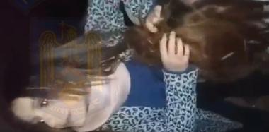 Patru adolescenţi, în arest la domiciliu după ce au bătut o tânără, pe stradă - VIDEO