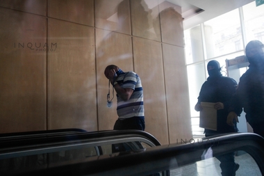 Un martor protejat cere 80.000 de euro daune pentru umilinţa la care a fost supus de poliţiştii de la Protecţia Martorilor
