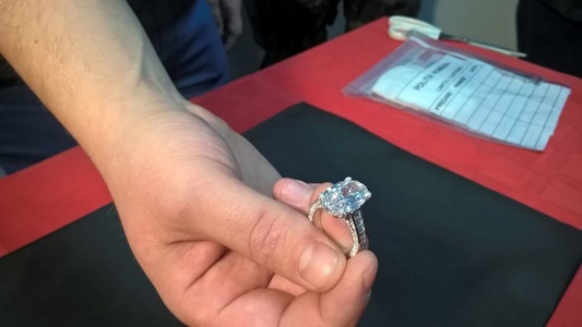 Unul dintre cele două inele cu diamante furate de un român dintr-un magazin din Paris, ţinut în condiţii de maximă siguranţă de autorităţi - FOTO