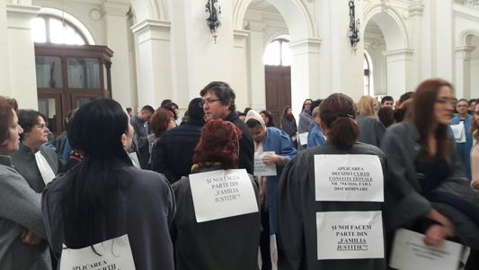 Protest spontan al grefierilor de la Curtea de Apel Bucureşti: Suntem rudă săracă a familiei Justiţiei