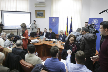Peste o sută de oameni participă la dezbaterea publică a proiectelor privind graţierea şi modificarea codurilor penale. LIVE VIDEO, FOTO
