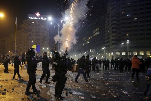 Opt persoane urmărite penal pentru ultraj şi folosire de obiecte periculoase în cazul violenţelor din Piaţa Victoriei. Patru oameni au fost arestaţi, alţi patru sunt sub control judiciar