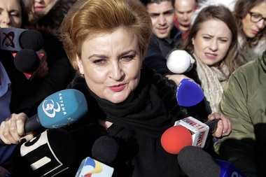Ministrul Graţiela Gavrilescu, audiată la DNA timp de aproximativ două ore,  în dosarul privind elaborarea OUG 13: Ce am avut de declarat, am declarat la forurile competente