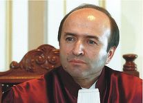 BIOGRAFIE: Tudorel Toader, rector al Universităţii Cuza din Iaşi şi judecător la CCR timp de zece ani. În scandalul OUG 13, el a fost pentru abrogarea ordonanţei, dar a contestat dreptul lui Iohannis de a convoca referendum