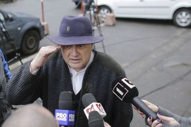 Mircea Dinescu, audiat la Parchetul instanţei supreme în dosarul Revoluţiei: "Poate dacă nu ieşea Iliescu la televizor, acum depuneaţi o floare pe mormântul meu"