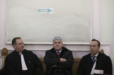 Instanţa vrea să ştie unde este autoturismul cumpărat de DIPI care a fost folosit de Oprea şi dacă MAI a început recuperarea sumelor cheltuite ilegal
