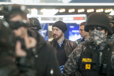 Omul de afaceri chilian suspectat că a fugit cu 920 de milioane de dolari este extrădat; el a fost scos din arestul Poliţiei Braşov şi este escortat spre Aeroportul Otopeni