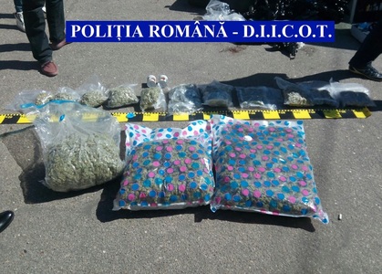 Două persoane reţinute, după ce au fost prinse cu nouă kilograme de canabis, la intrarea în Slatina