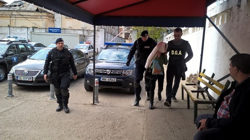 Funcţionara de la Serviciul de Evidenţa Persoanelor Galaţi care ar fi facilitat obţinerea de vize de reşedinţă pentru moldoveni, dusă la audieri