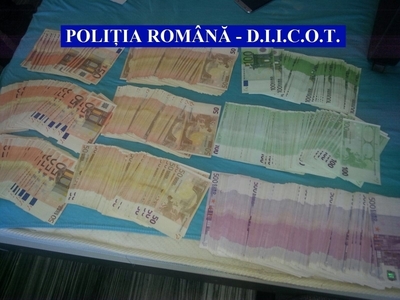 Bani furaţi în urma unor atacuri phishing asupra unor instituţii bancare din România şi Italia, precum şi a unor companii din SUA; un membru al grupării a fost arestat
