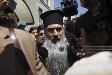Arhiepiscopul Tomisului, judecat pentru că ar fi obţinut pe nedrept fonduri europene, rămâne sub control judiciar, a decis instanţa supremă