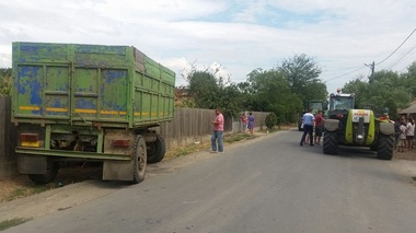 Instanţa supremă a decis că tractorul nu este autovehicul, putând fi condus pe drumurile publice fără a deţine permis