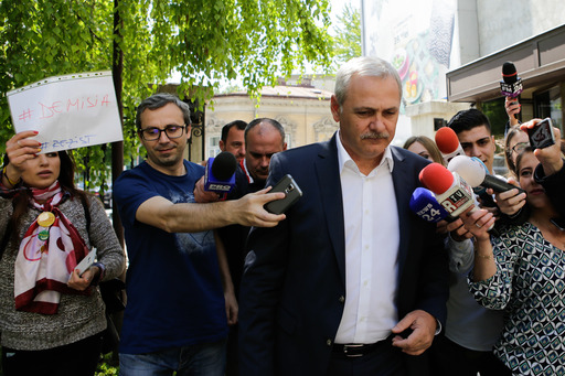 Un bărbat i-a spus lui Dragnea la instanţa supremă că este un infractor şi trebuie să stea la puşcărie. Dragnea: “Ce am furat? Instanţa a spus că nu am furat voturi”
