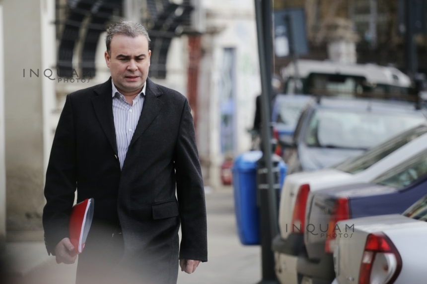 Fostul ministru de Finanţe Darius Vâlcov scapă de controlul judiciar în dosarul în care este judecat pentru fapte de corupţie