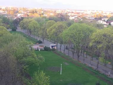 Parcul Motodrom din Sectorul 2 şi terenuri de aproape 140.000 de metri pătraţi pe care se află stadionul echipei de fotbal Juventus Colentina, o universitate privată şi blocuri, câştigate în instanţă de o femeie. Primăria Capitalei va contesta decizia
