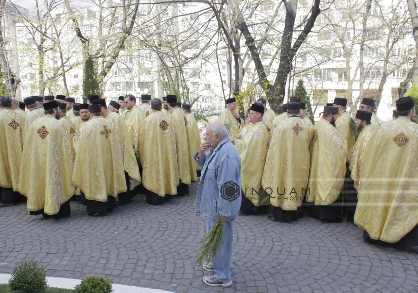 Vaslui: Cei trei preoţi reţinuţi pentru fapte de corupţie după ce l-ar fi şantajat pe episcopul Huşilor cu un filmuleţ compromiţător, plasaţi în arest la domiciliu