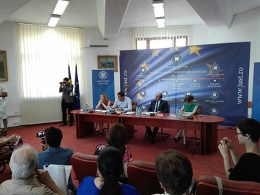 REPORTAJ - Dezbatere la Ministerul Justiţiei: Societatea civilă cere eliminarea pragului valoric pentru abuzul în serviciu şi redefinirea infracţiunii