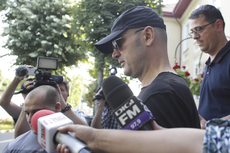Sorin Alexandrescu, condamnat la patru ani şi jumătate de închisoare în dosarul Antena Group- RCS&RDS, s-a predat la Poliţia Ilfov - FOTO