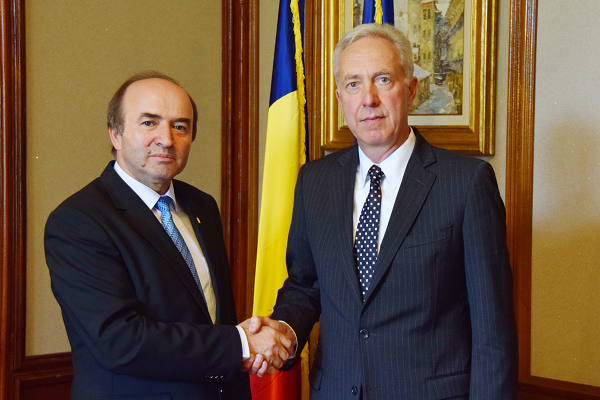 Ministrul Justiţiei, Tudorel Toader, s-a întâlnit cu ambasadorul SUA la Bucureşti, Hans Klemm. Discuţiile au avut în prim plan lupta împotriva corupţiei şi cooperarea bilaterală
