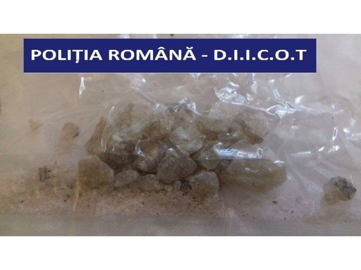 Maiorul SRI Arad reţinut în cazul traficului de droguri este chiar şeful Antidrog din instituţie; una dintre percheziţii, la biroul său