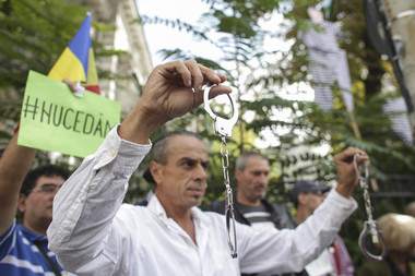 Un nou termen la ICCJ în procesul lui Liviu Dragnea. Mai multe persoane protestează în faţa instituţiei
