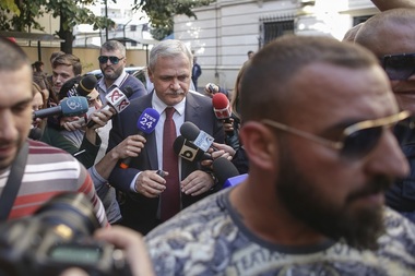 Liviu Dragnea a ieşit după aproximativ patru ore de la instanţa supremă, fiind aşteptat de susţinători aduşi de Codrin Ştefănescu. FOTO