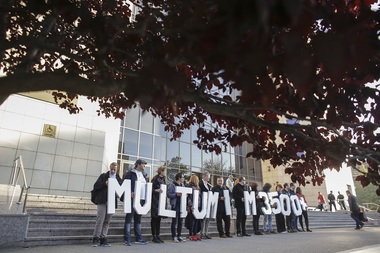 Reprezentanţi ai mai multor organizaţii civice au mulţumit magistraţilor care se opun politizării justiţiei. FOTO. VIDEO