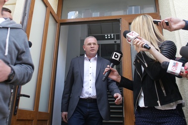Fostul procuror general Ilie Botoş, audiat ca martor la DNA în dosarul în care Gabriel Oprea este cercetat pentru folosirea abuzivă a coloanei oficiale