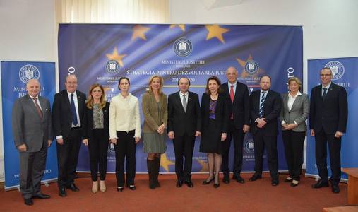 Ambasadorii statelor UE au arătat, la întâlnirea cu Tudorel Toader, importanţa unui proces de consultare amplu şi deschis pe legile justiţiei, incluzând solicitarea avizului Comisiei de la Veneţia