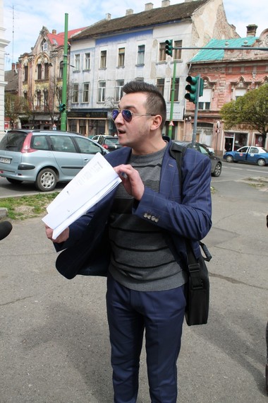 Arad: Fostul şef al unui supermarket care acuza că şefii îi cereau să vândă carne spălată cu detergent, condamnat pentru afirmaţii calomnioase