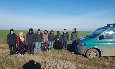 Timişoara: Cinci membri ai unei grupări de traficanţi de migranţi, reţinuţi pentru 24 de ore. Din august, ar fi călăuzit spre Occident cel puţin 30 de persoane